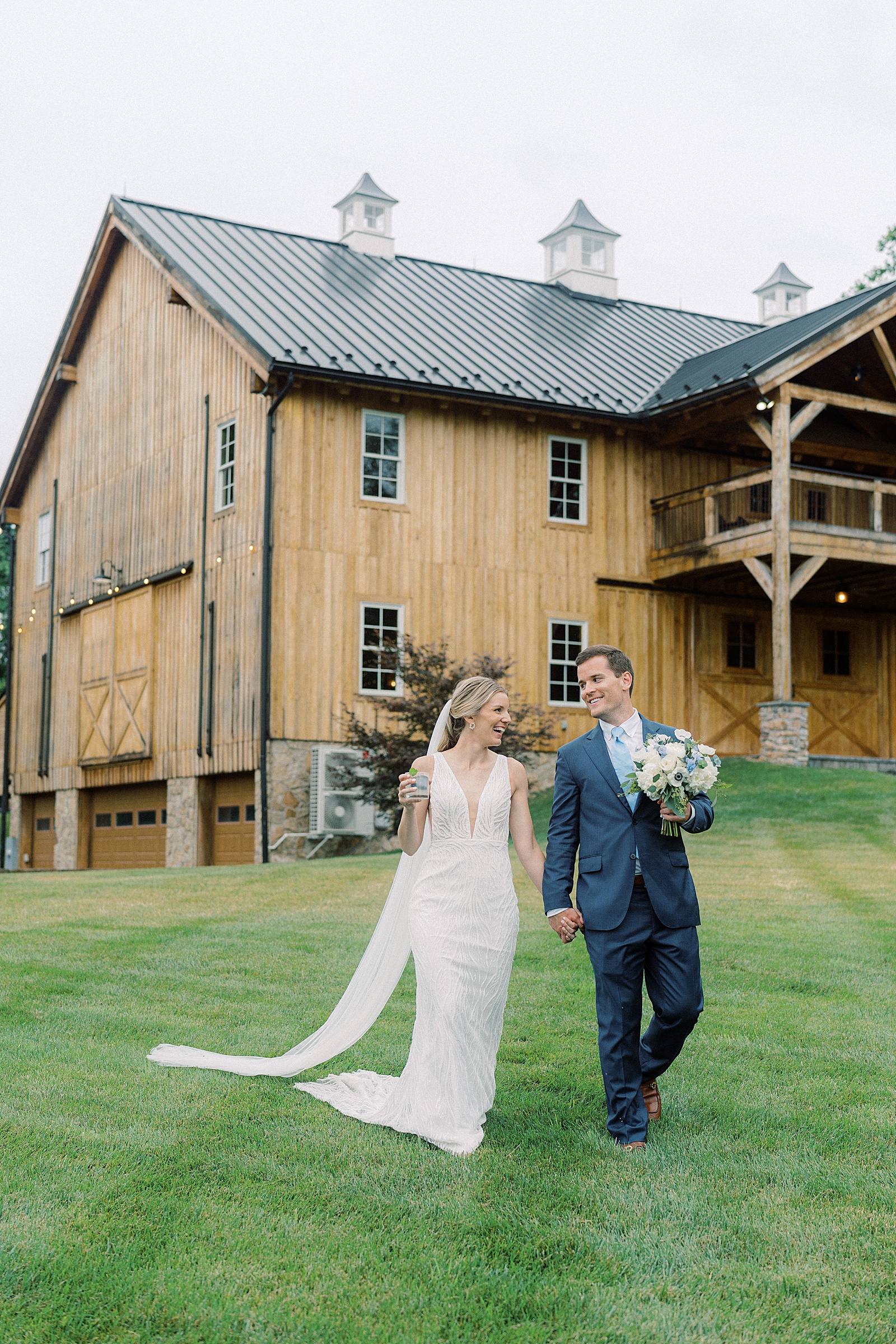 oak barn at loyalty wedding in Virginia